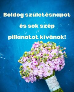 romantikus szülinapi üdvözlet Boldog születésnapot és sok szép pillanatot kívánok felirat, kék háttér, virágcsokor, frézia