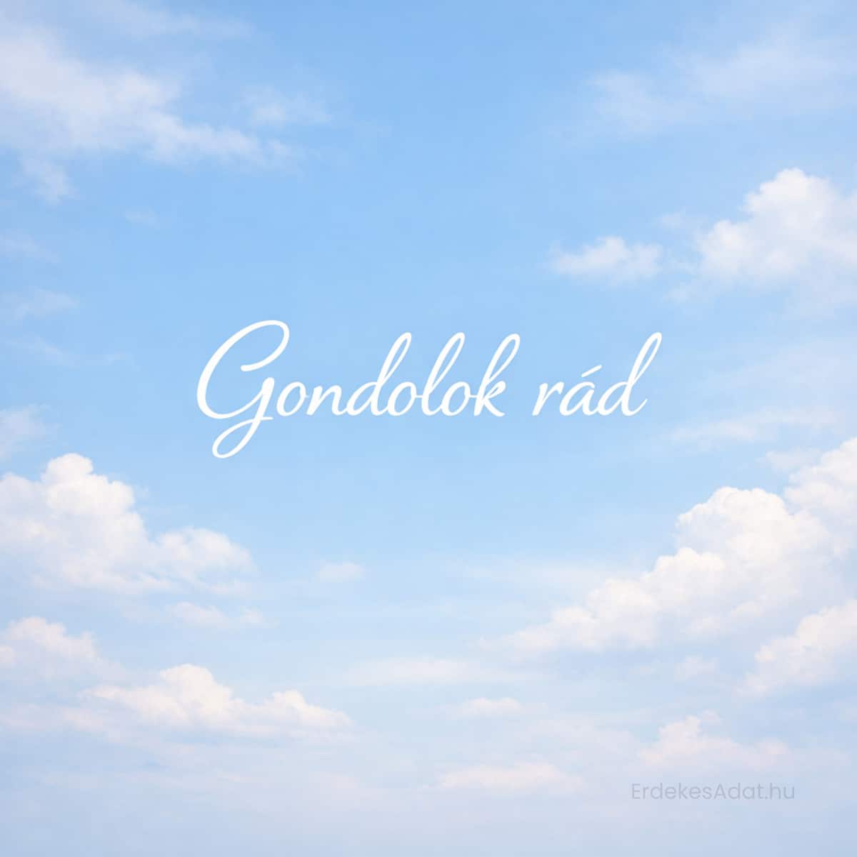 gondolok rád felirat kék égbolt felhőkkel háttéren