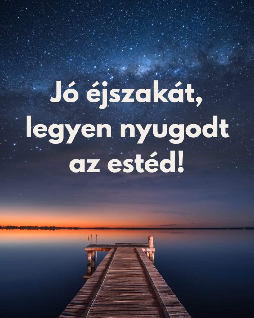 Barátságos esti üzenet Jó éjszakát, legyen nyugodt az estéd felirat, tóba nyúló fa móló, a túlparton gyönyörű naplemente, vörös égbolt