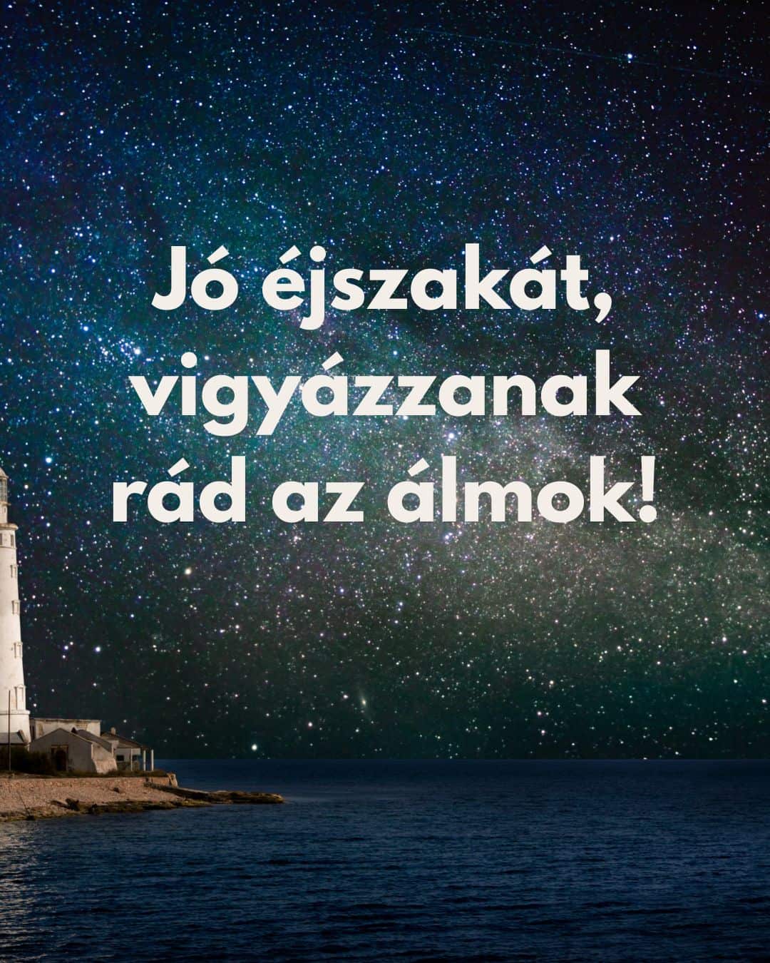 Jó éjszakát, vigyázzanak rád az álmok felirat, háttérben tengerpart, világítótorony, csillagos éjszakai égbolt