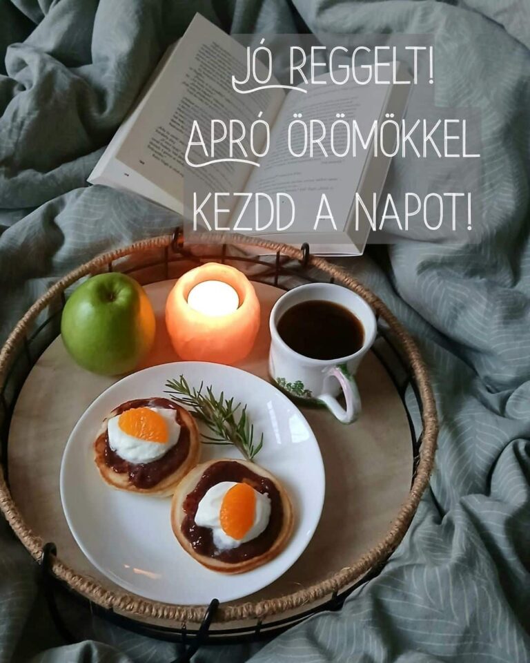 Ingyenes jó reggelt kép apró örömökkel kezdd a napot felirattal. A háttér ágyban reggeli, kávé, gyertya, alma és egy nyitott könyv.