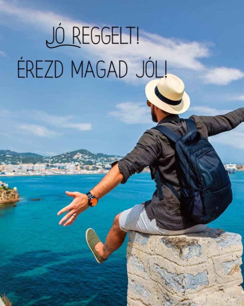 Jó reggelt kép motiváló érezd magad jól felirattal. A háttérben kék tenger feletti kőkorláton lábát lógató kalapos férfi.