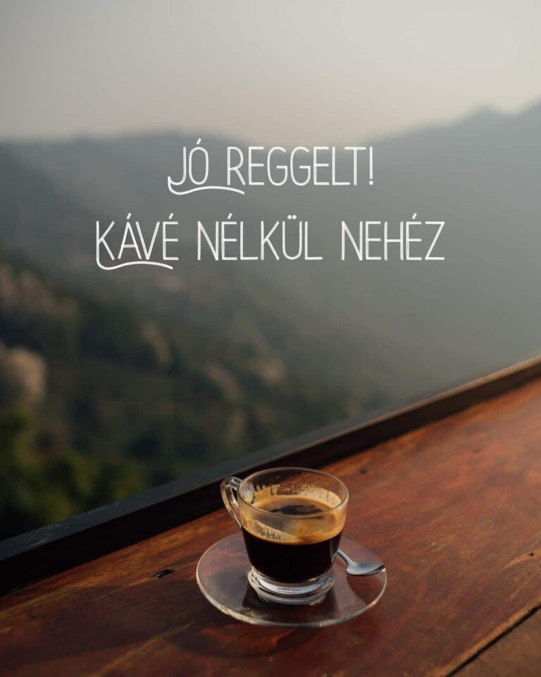 Vicces jó reggelt kép. Kávé nélkül nehéz felirat. A háttér egy hegyi terasz korlátján egy csésze kávé.