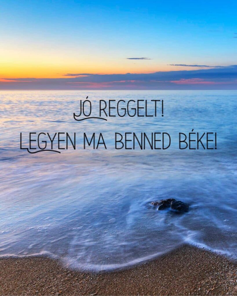 Nyugtató jó reggelt kép. Legyen ma benned béke felirat. Hullámzó tenger, homokos tengerpart, hajnal.