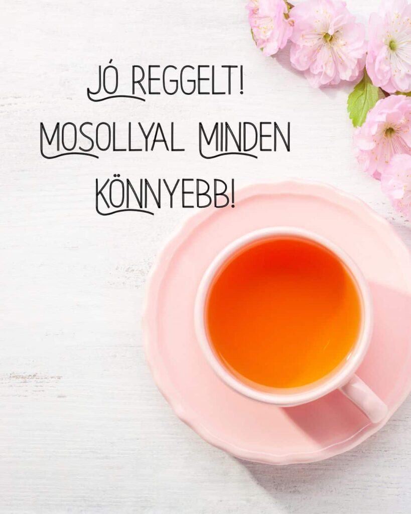 Vidám jó reggelt kép, mosollyal minden könnyebb szöveg. Egy csésze tea rózsaszín teáscsészében, fehér fa asztalon.