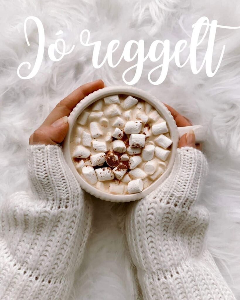 Fehér jó reggelt üzenet, fehér téli dekorációval, kávé