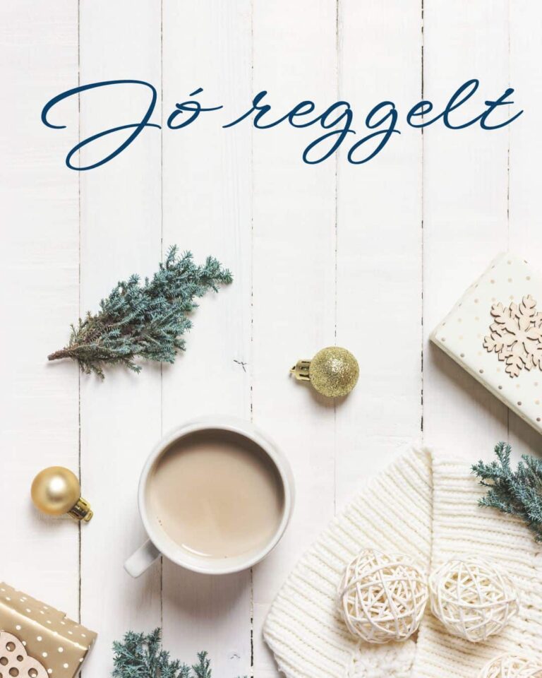 Jó reggelt fehér fa deszka háttéren kávé vagy chai latte, karácsonyi díszek