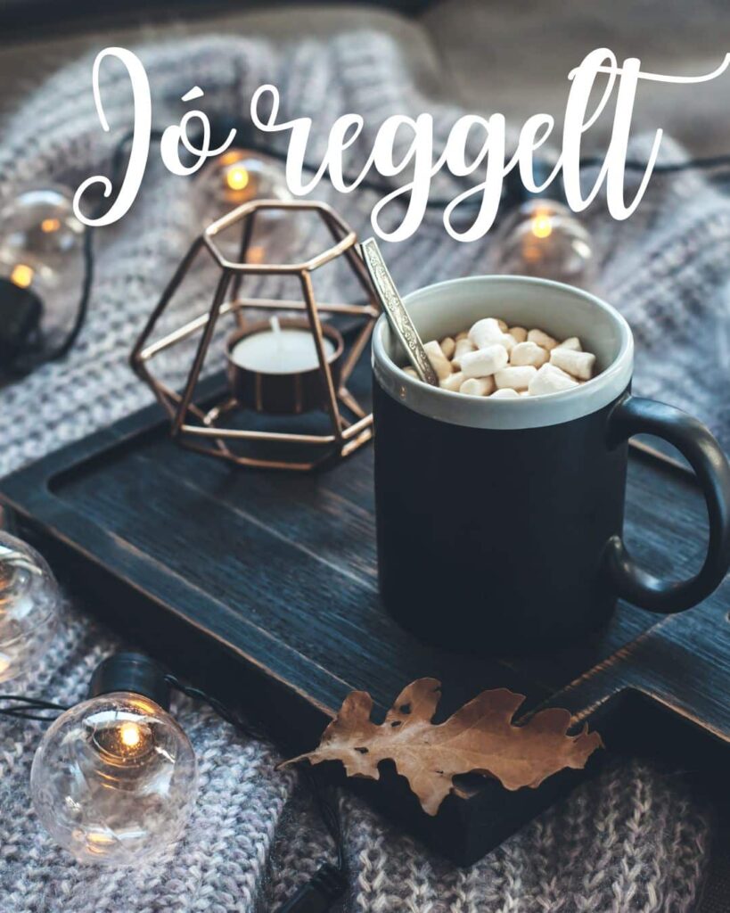 Forró kávé hideg havas reggelen, dark mood, pillecukor