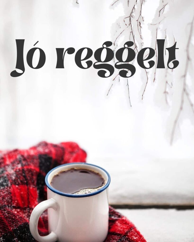 Havas téli reggel ablaknál forró kávéval