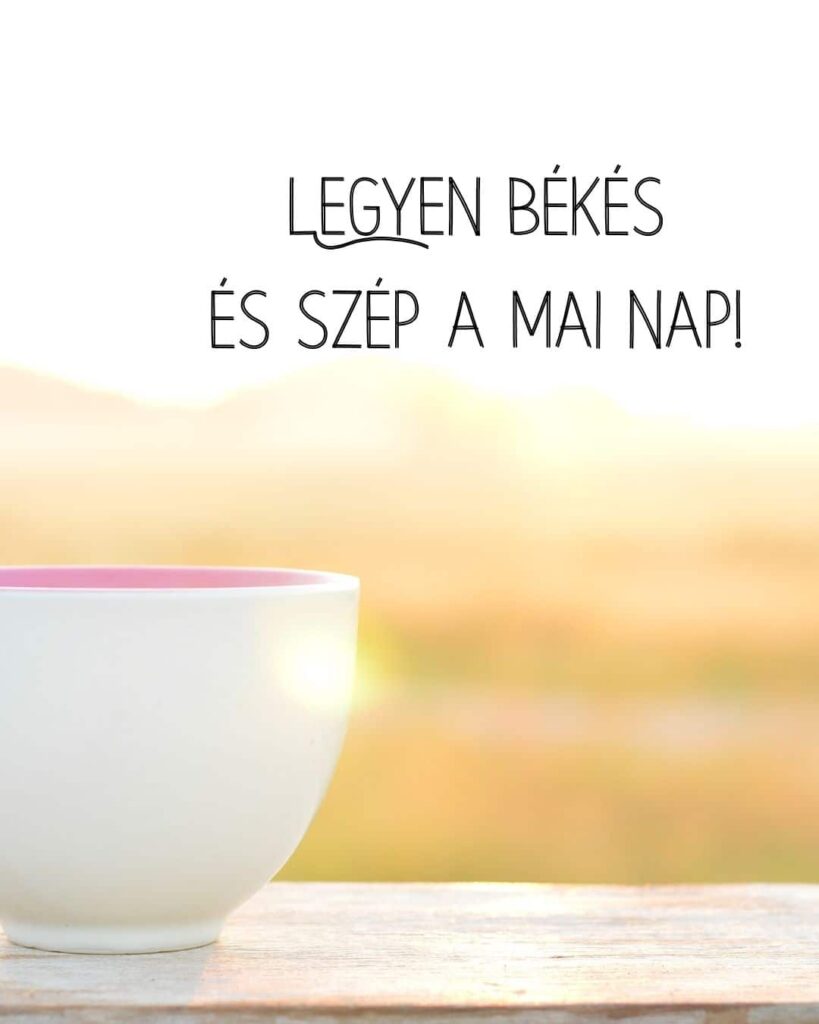 Motiváló jó reggelt kép, legyen békés és szép a mai nap felirattal. Fehér csésze, hajnali fények.