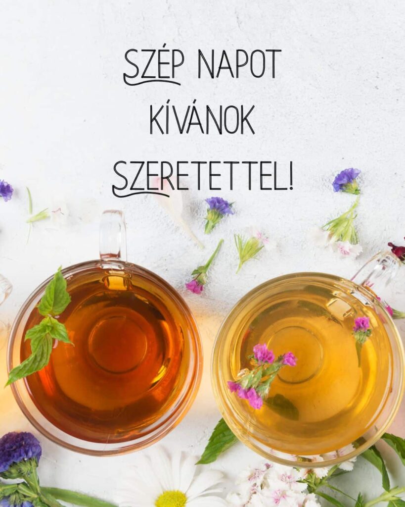 Jó reggelt üzenet szép napot kívánok szeretettel felirattal. 2 bögre tea és apró virágok a fehér asztalon.