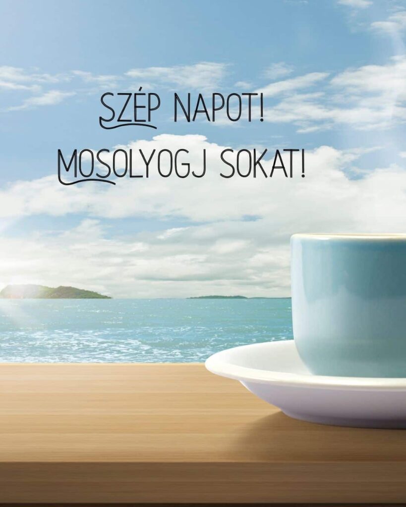 Szép napot üzenet mosolyogj sokat felirattal. Háttérben tenger, felhők és a korláton kék csészében kávé vagy tea.