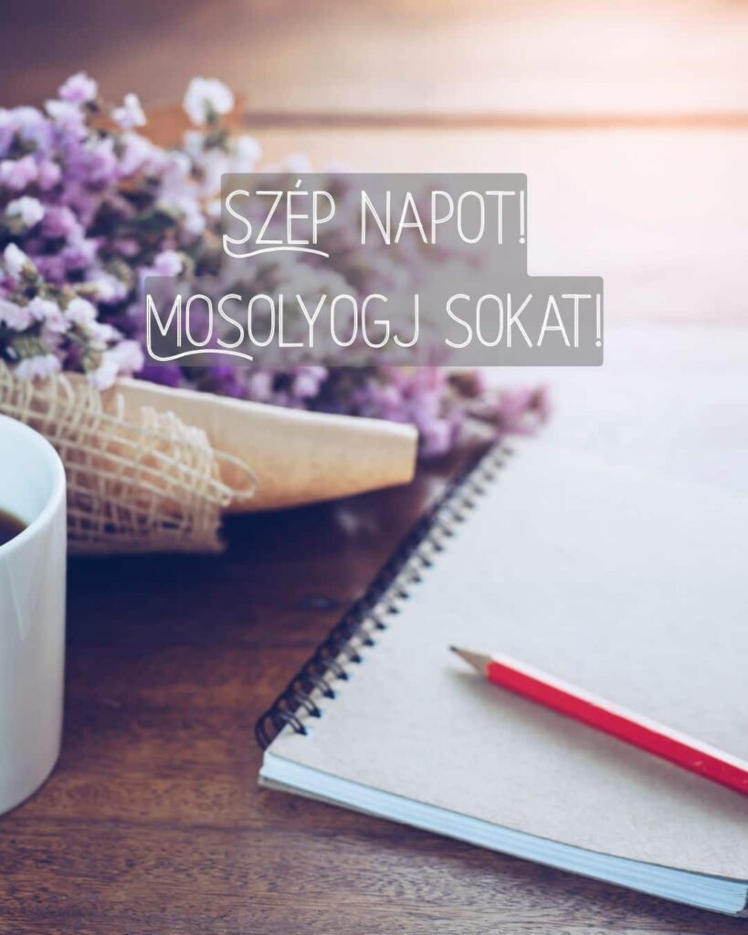 Vidám szép napot üzenet mosolyogj sokat felirattal. Barna asztalon jegyzetfüzet és ceruza, egy csokor levendula.