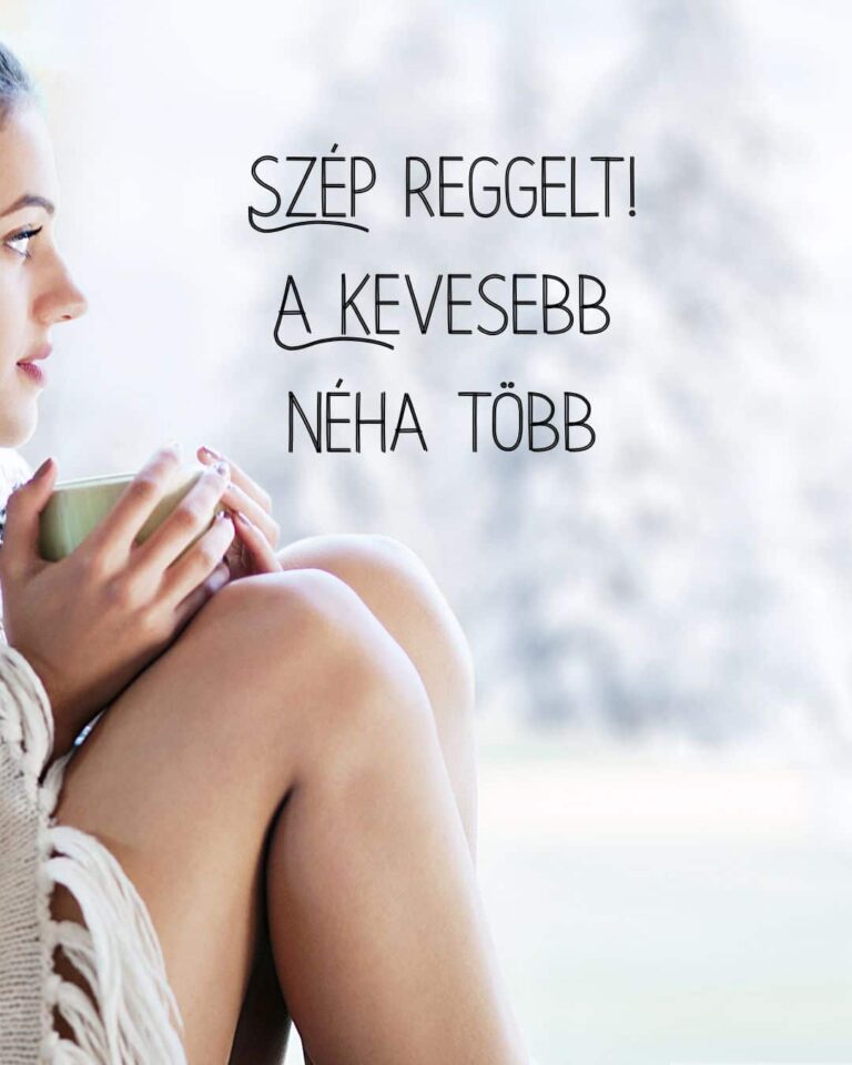 Szép reggelt üzenet a kevesebb néha több felirattal. Ablak előtt fiatal lány ül felhúzott térdekkel, kezében zöld bögre.