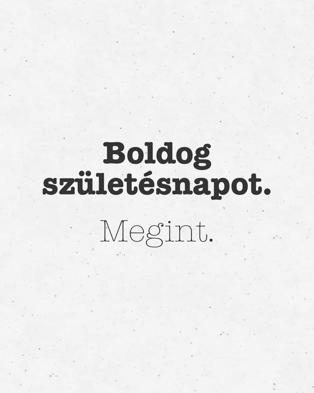 vicces születésnapi köszöntő, megint felirat, minimalista, fehér háttér, szarkazmus, irónia