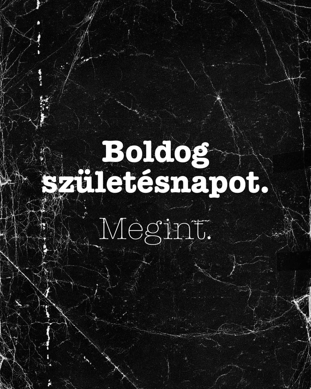 vicces születésnapi köszöntő, megint felirat, fekete háttér, abszurd stílus, írógéppel írt